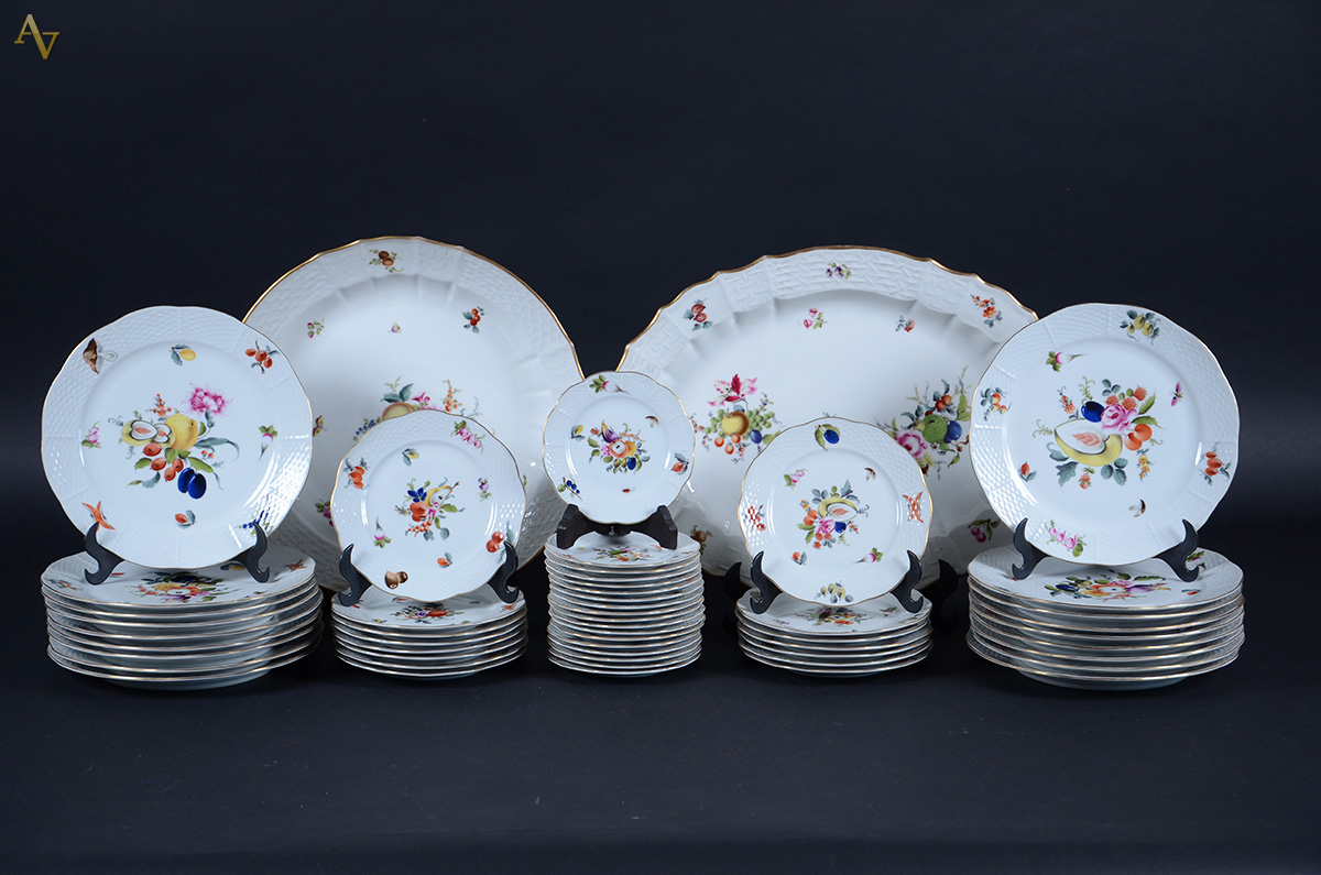Serviço de porcelana hungara HEREND, composto de 18 pratos rasos, 15... - foto 1 de 3