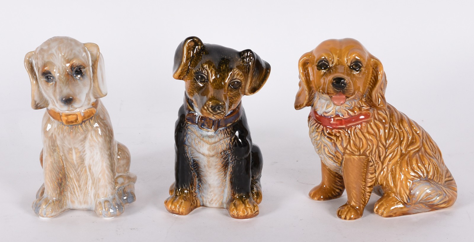 Três estatuetas de cerâmica representando cachorros. - foto 1 de 4