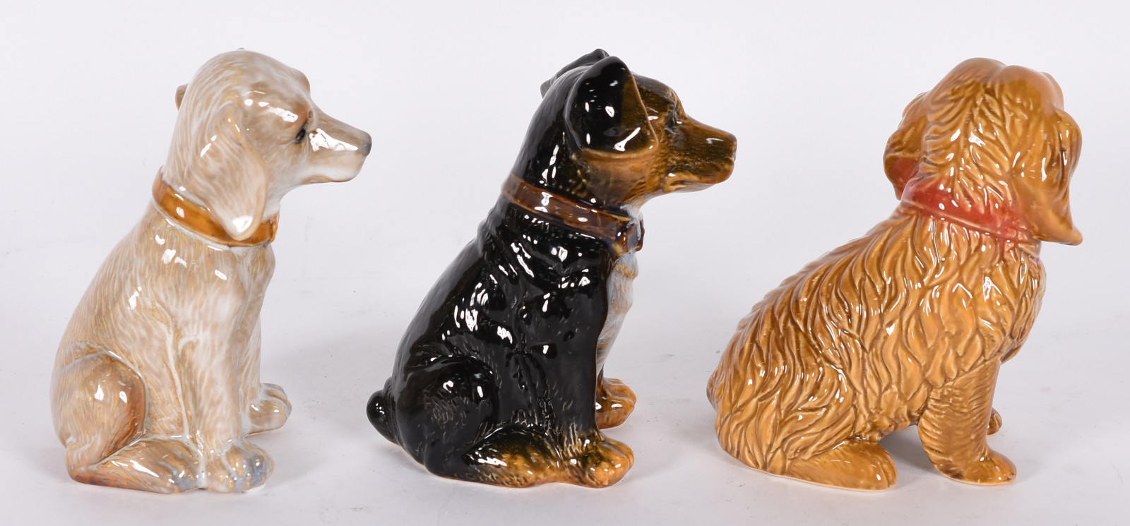 Três estatuetas de cerâmica representando cachorros. - foto 2 de 4