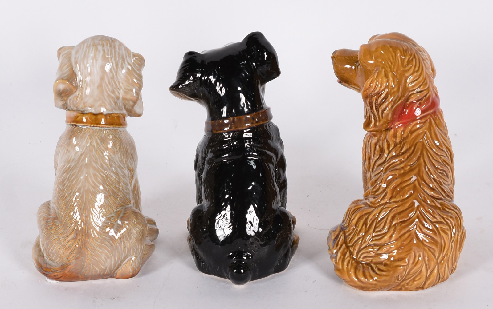 Três estatuetas de cerâmica representando cachorros. - foto 3 de 4