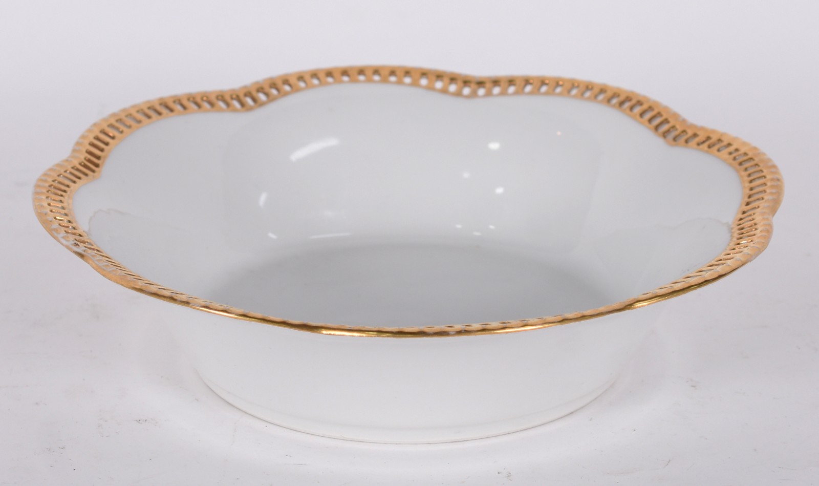 Fruteira de porcelana alemã Schumann na cor branca com borda dourada. - foto 1 de 4