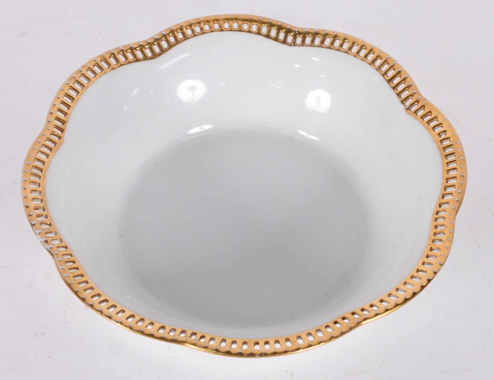 Fruteira de porcelana alemã Schumann na cor branca com borda dourada. - foto 2 de 4