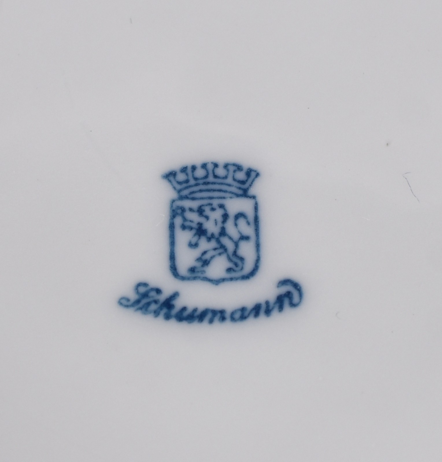 Fruteira de porcelana alemã Schumann na cor branca com borda dourada. - foto 3 de 4