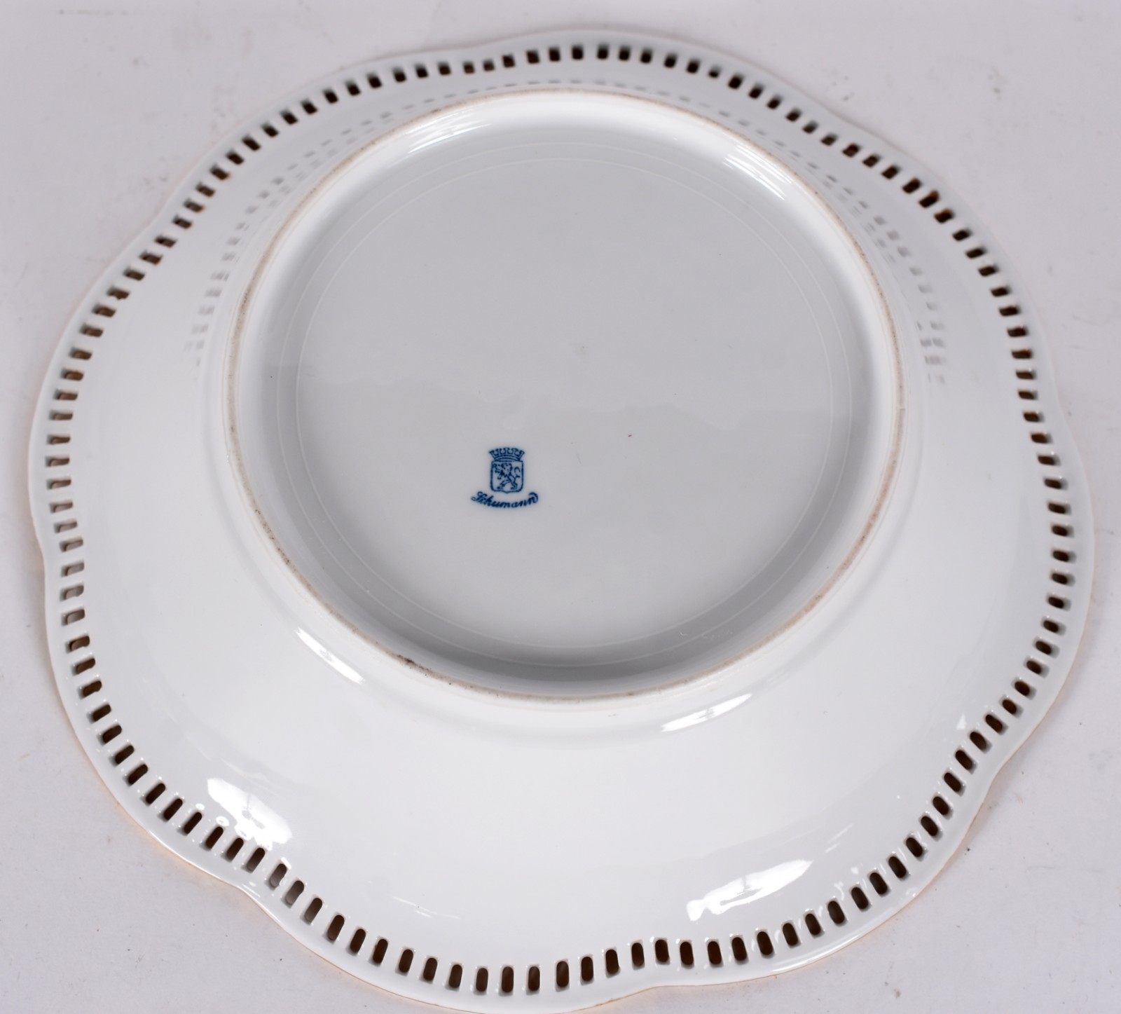 Fruteira de porcelana alemã Schumann na cor branca com borda dourada. - foto 4 de 4