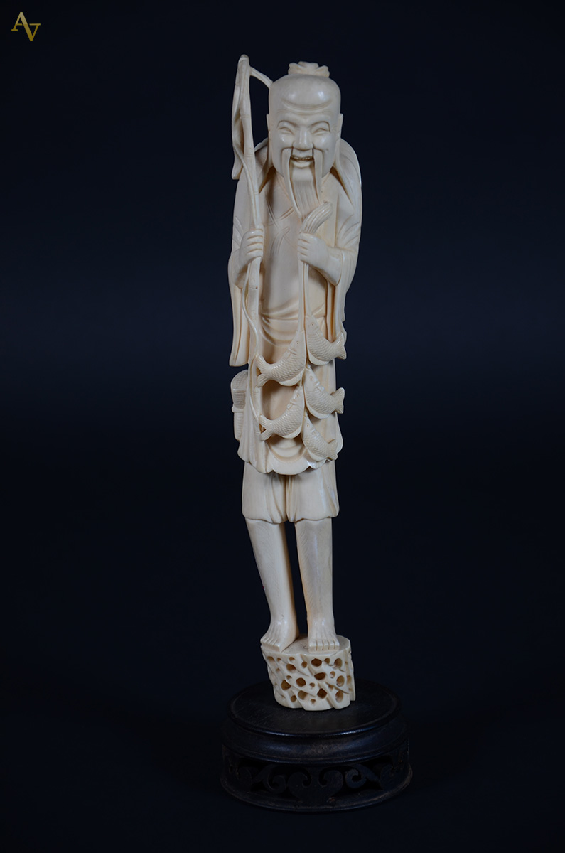 Estatueta de marfim representando pescador, base de madeira, altura...