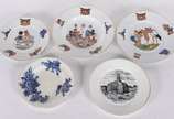 Cinco pratos diversos sendo 3 pratos infantis d... - Cinco pratos diversos sendo 3 pratos infantis de porcelana Bavaria (2 rasos e 1 fundo), 1 de porcelana inglesa com flores azuis e 1 de porcelana...