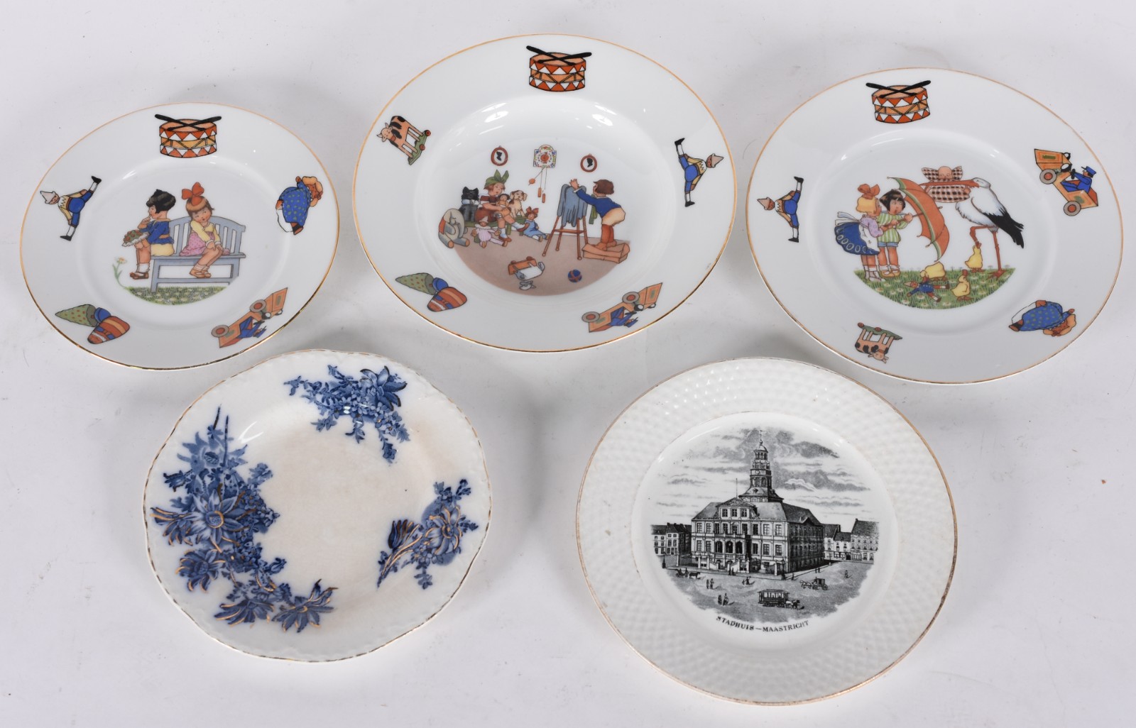 Cinco pratos diversos sendo 3 pratos infantis de porcelana Bavaria (2... - foto 1 de 6
