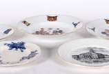 Cinco pratos diversos sendo 3 pratos infantis d... - Cinco pratos diversos sendo 3 pratos infantis de porcelana Bavaria (2 rasos e 1 fundo), 1 de porcelana inglesa com flores azuis e 1 de porcelana...