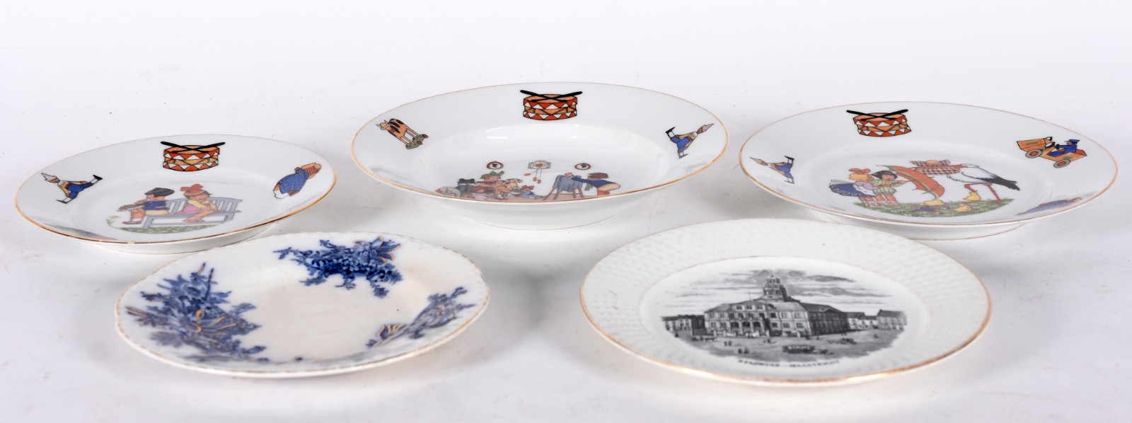 Cinco pratos diversos sendo 3 pratos infantis de porcelana Bavaria (2... - foto 2 de 6