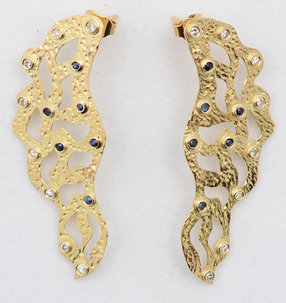 Par de brincos modernos vazados em ouro amarelo 18 k com diamantes...