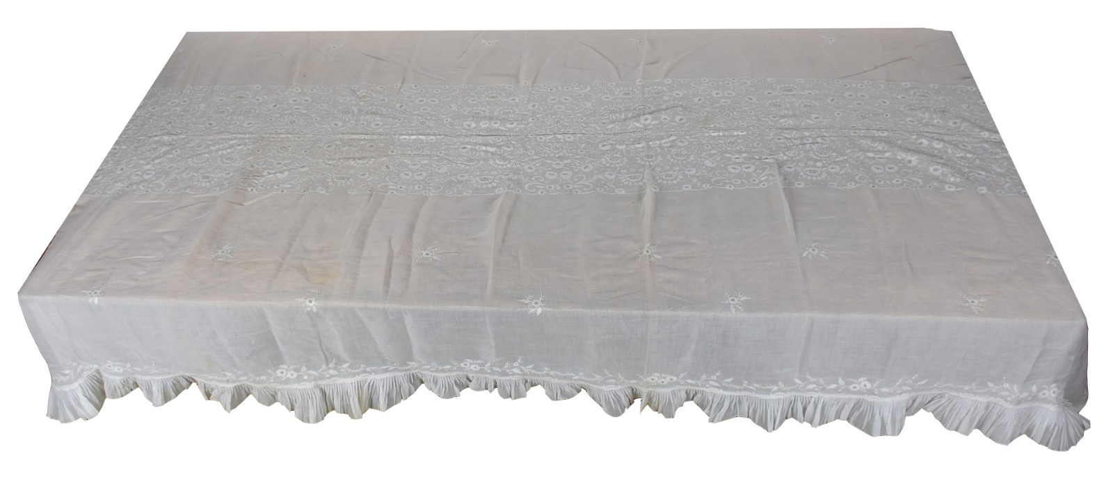 Toalha de mesa de organza com bordados (algumas manchas). - foto 1 de 4