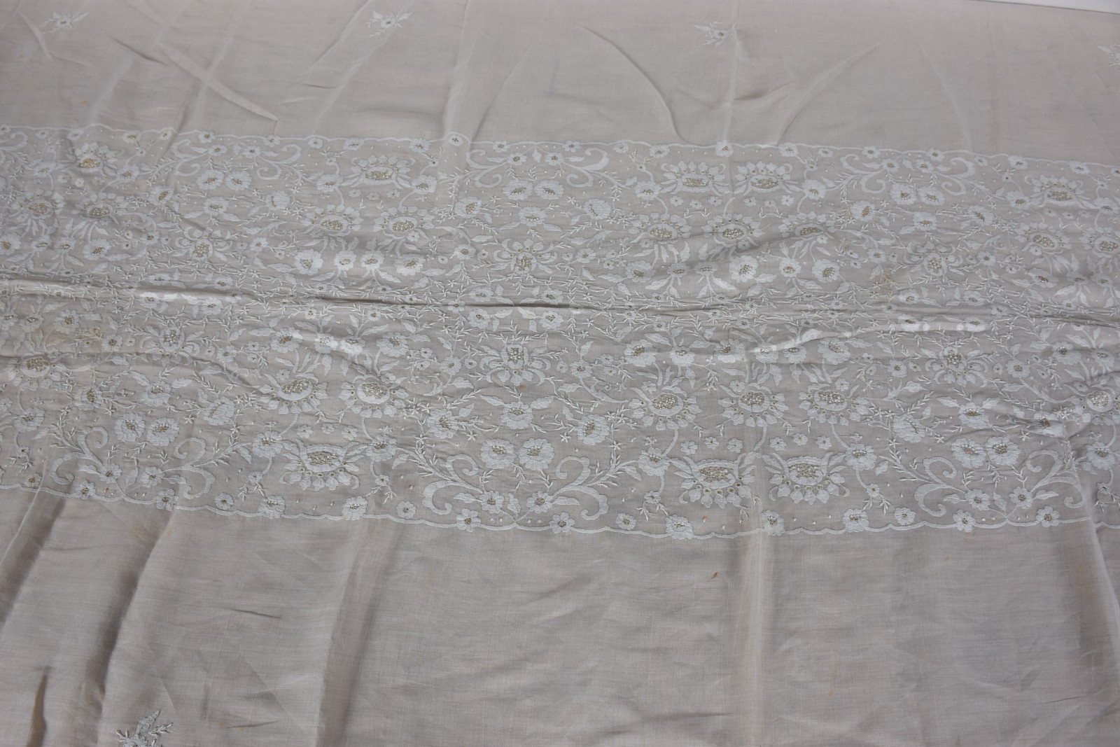 Toalha de mesa de organza com bordados (algumas manchas). - foto 2 de 4
