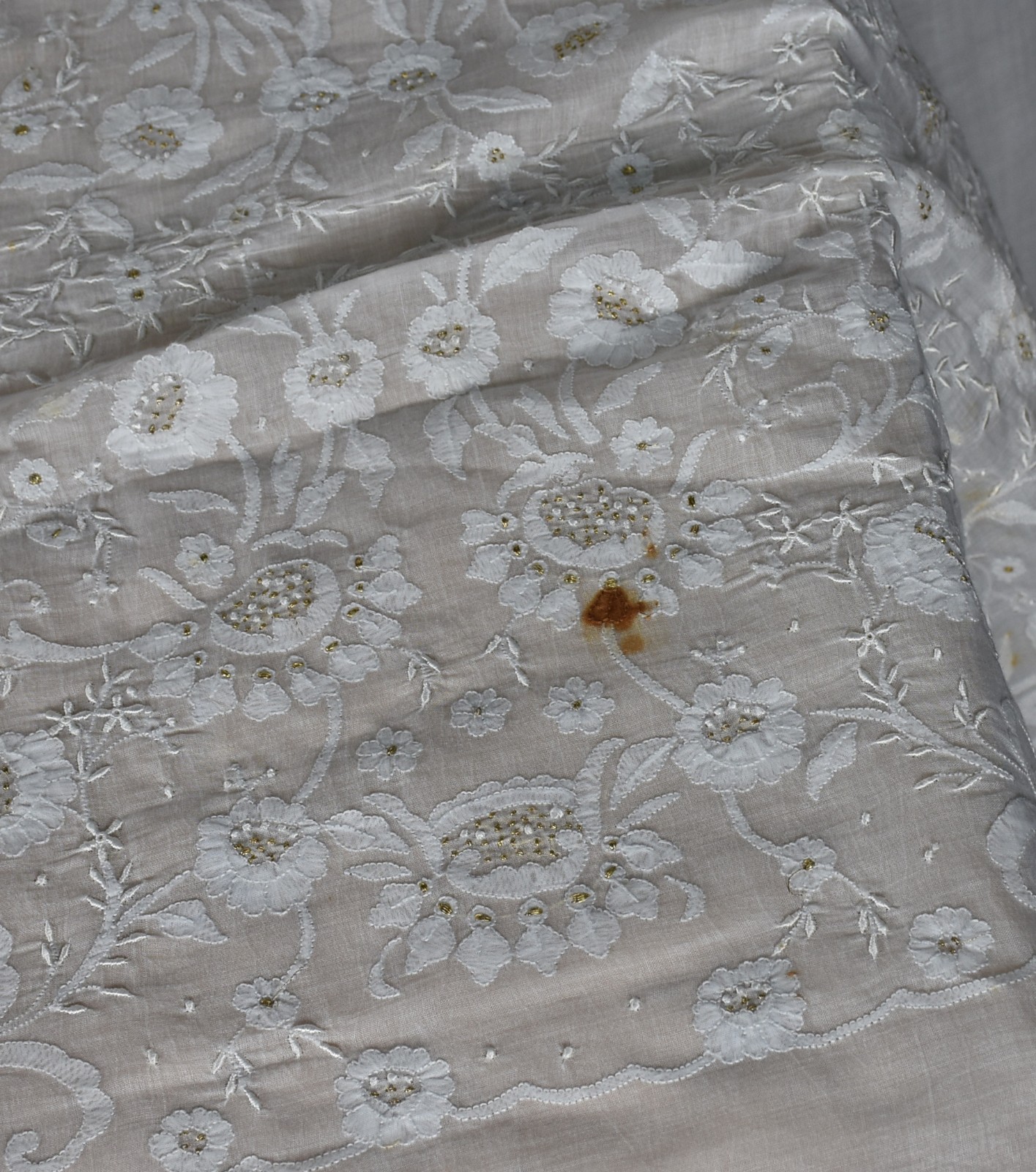 Toalha de mesa de organza com bordados (algumas manchas). - foto 3 de 4