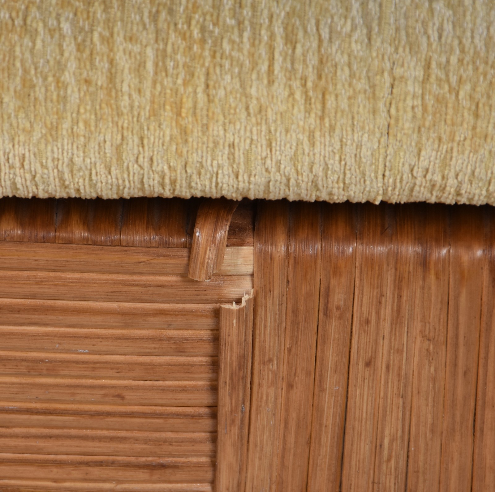 Par de puffs de rattan com almofadas na cor mostarda. (desgastes) - foto 4 de 5