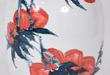 Vaso de porcelana chinesa com frutos em policro... - Vaso de porcelana chinesa com frutos em policromia e inscrições orientais.