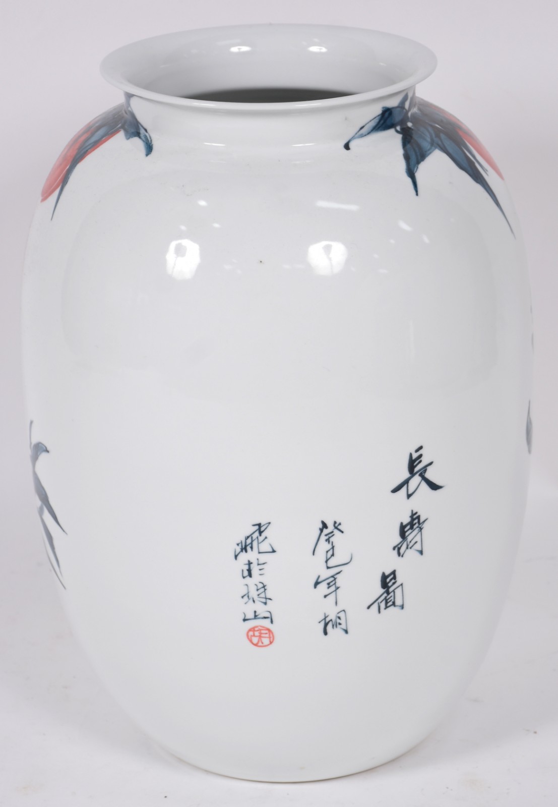 Vaso de porcelana chinesa com frutos em policromia e inscrições... - foto 2 de 4