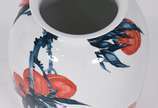 Vaso de porcelana chinesa com frutos em policro... - Vaso de porcelana chinesa com frutos em policromia e inscrições orientais.
