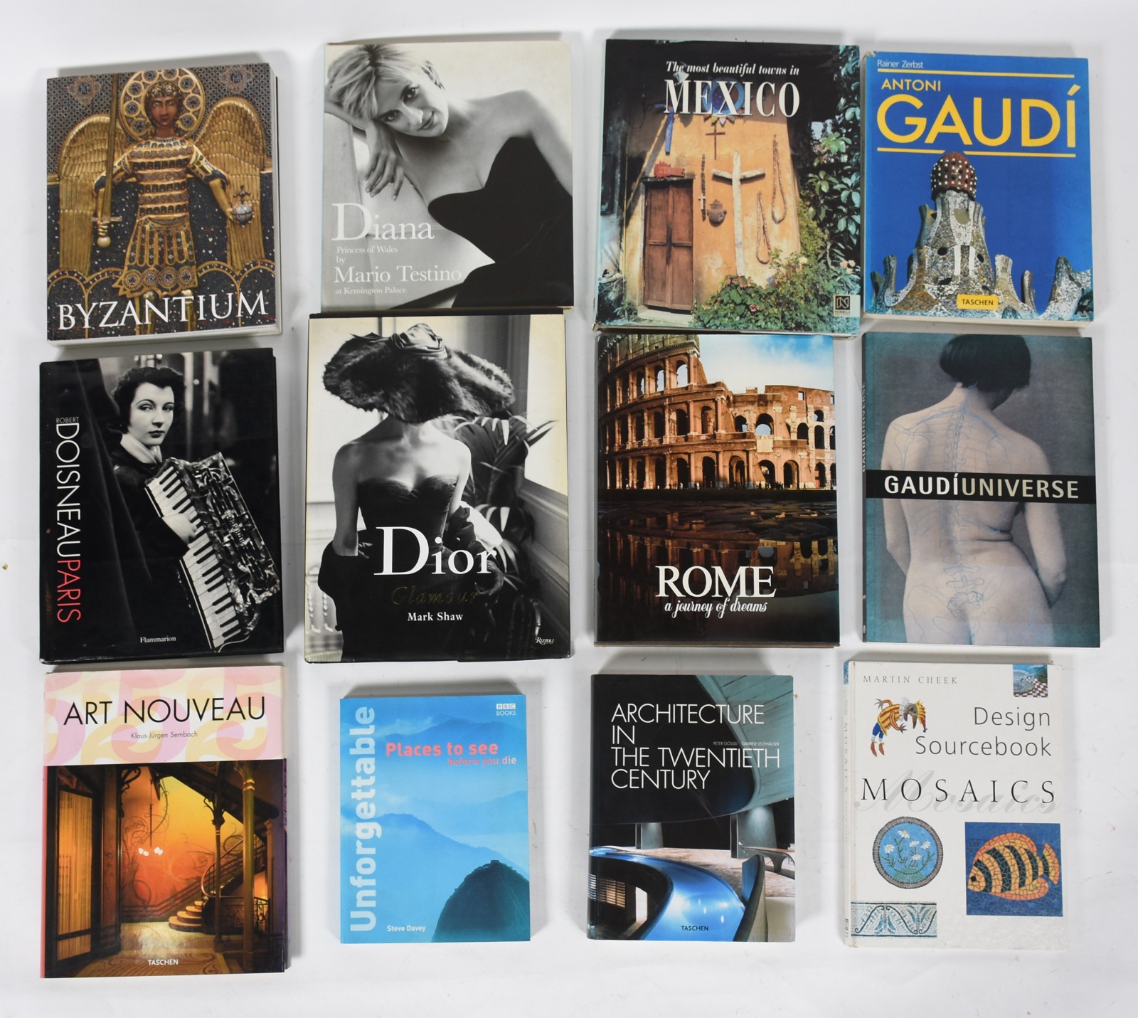 Doze livros diversos: A) Dior - Mark Shaw B)Mosaics - Martin Cheek C)... - foto 1 de 8