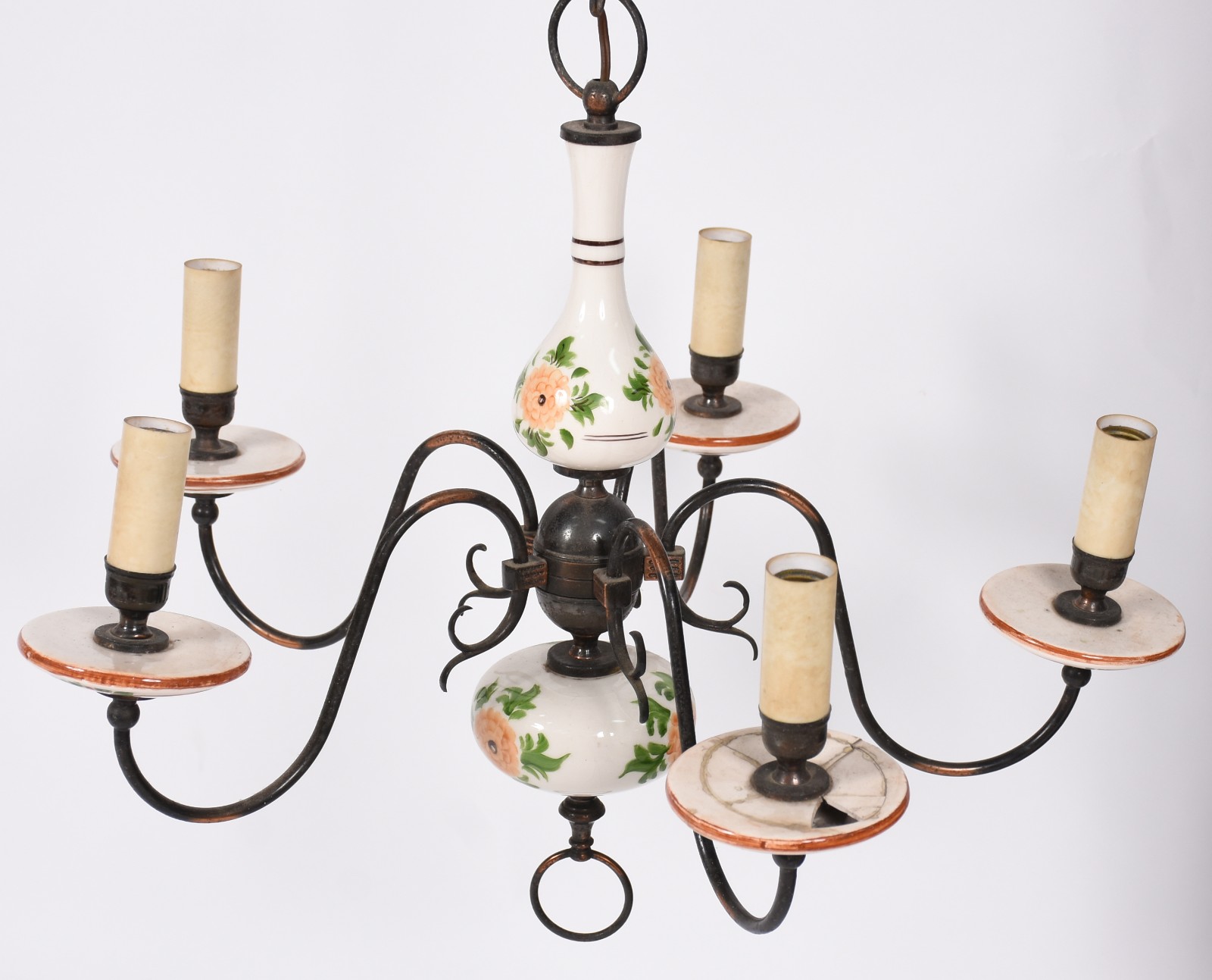 Lustre para 5 luzes de metal e porcelana (uma bobeche quebrada). - foto 1 de 3