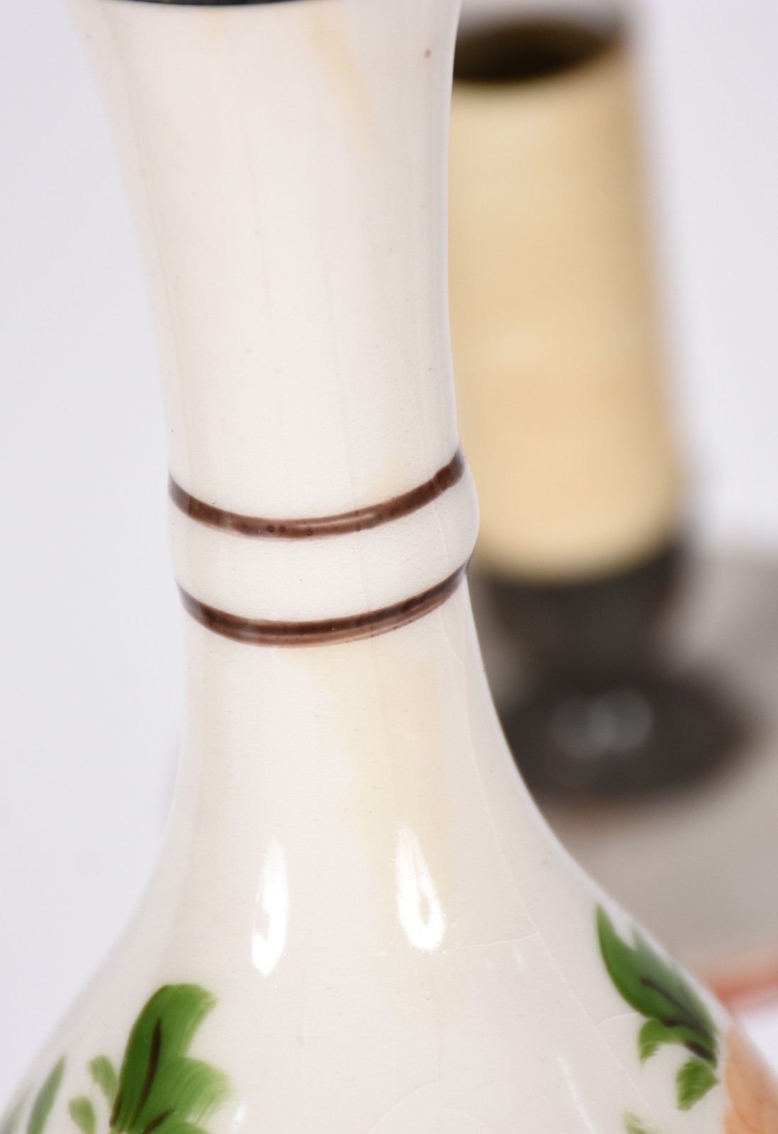 Lustre para 5 luzes de metal e porcelana (uma bobeche quebrada). - foto 3 de 3