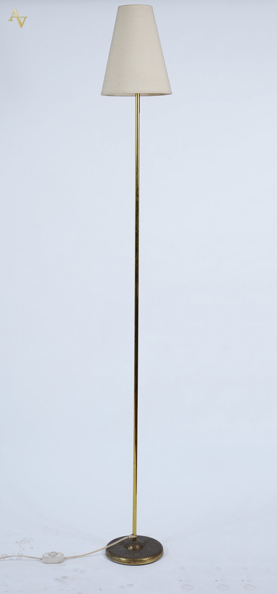 Luminária pé de metal dourado, altura 2.10 m.