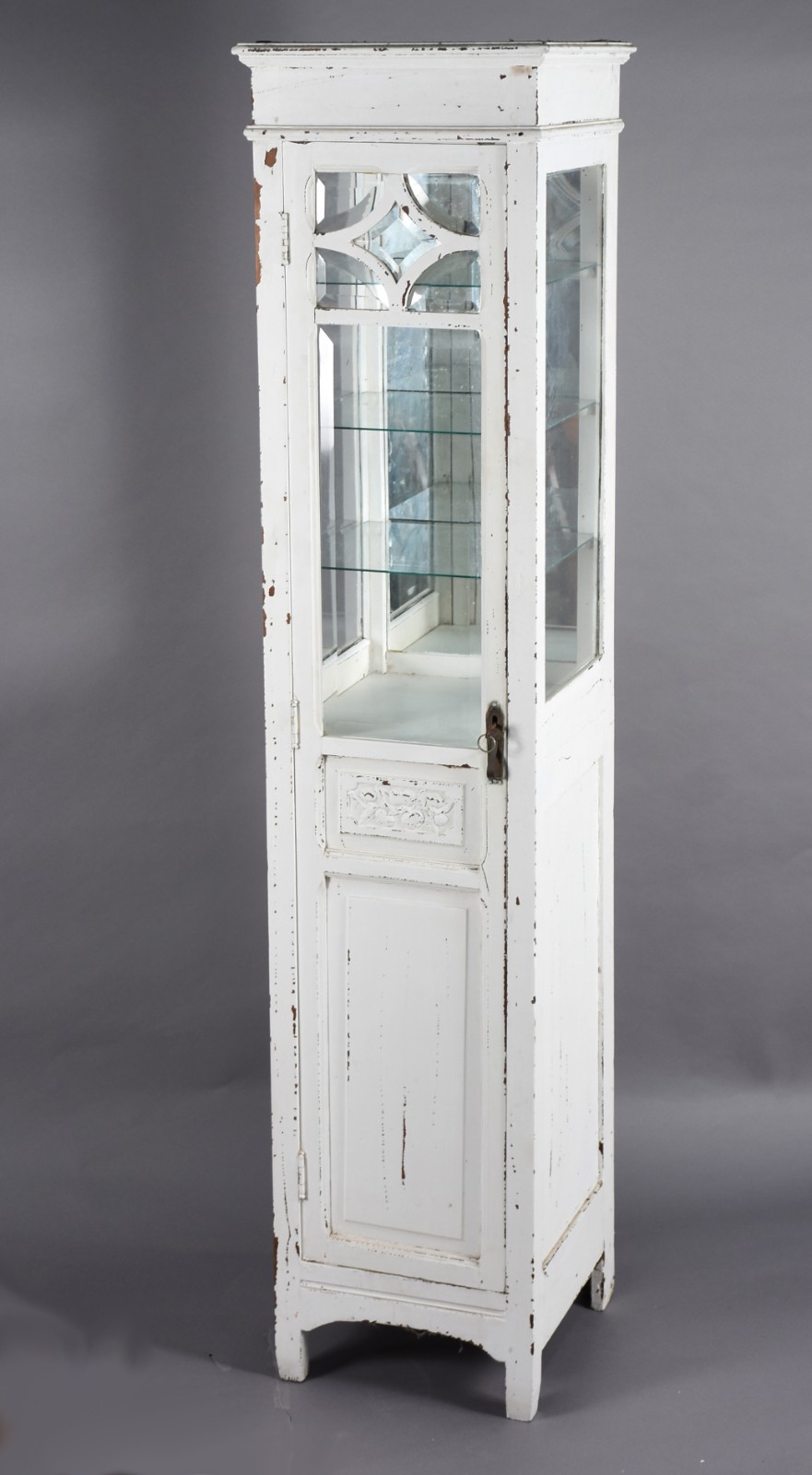 Móvel /vitrine de madeira nobre patinada de branco, vidros bisotados... - foto 1 de 3