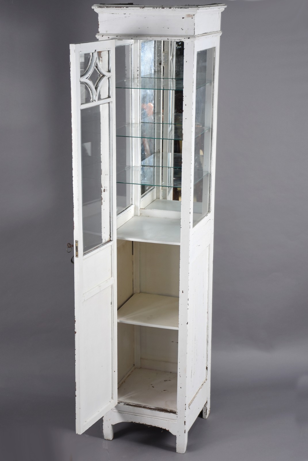 Móvel /vitrine de madeira nobre patinada de branco, vidros bisotados... - foto 2 de 3