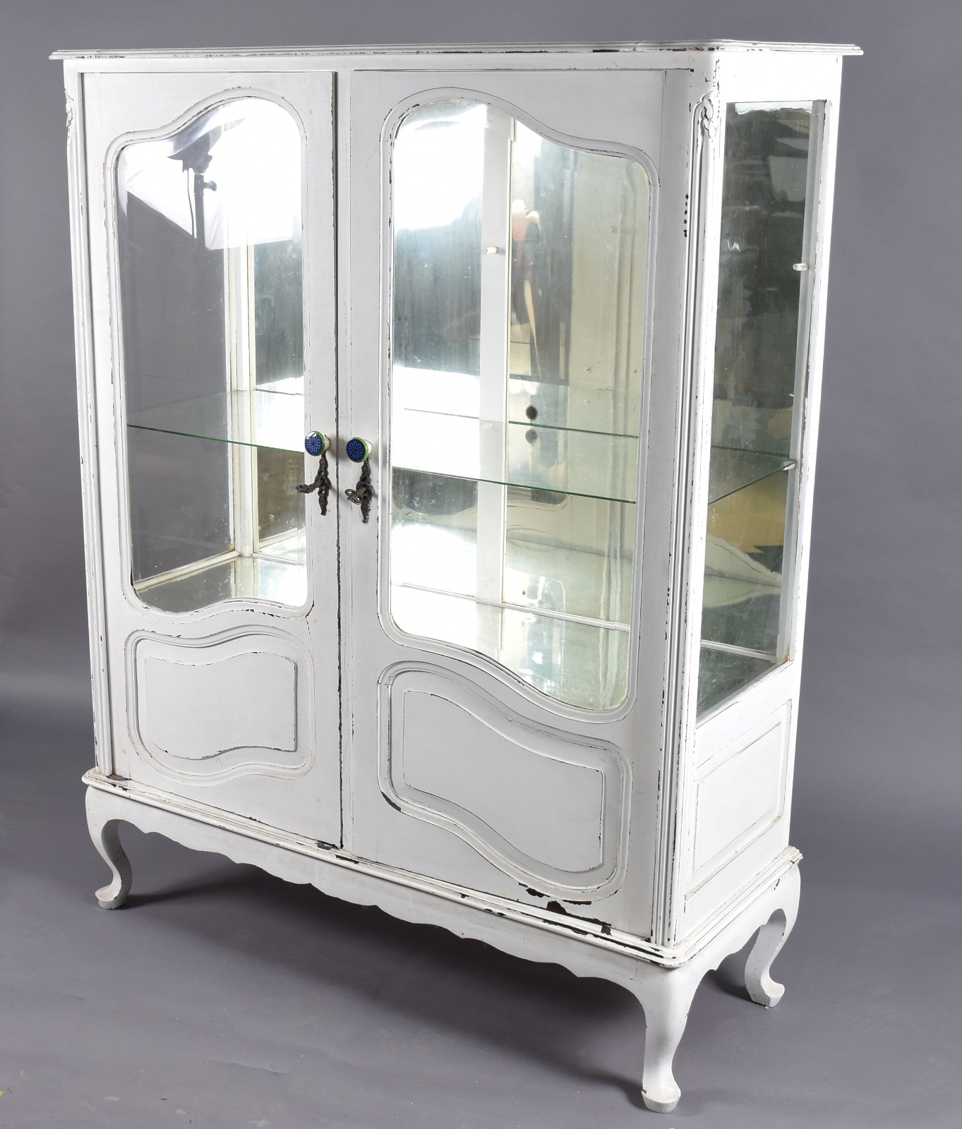 Vitrine de madeira nobre patinada de branco, estilo Chipendale... - foto 1 de 3