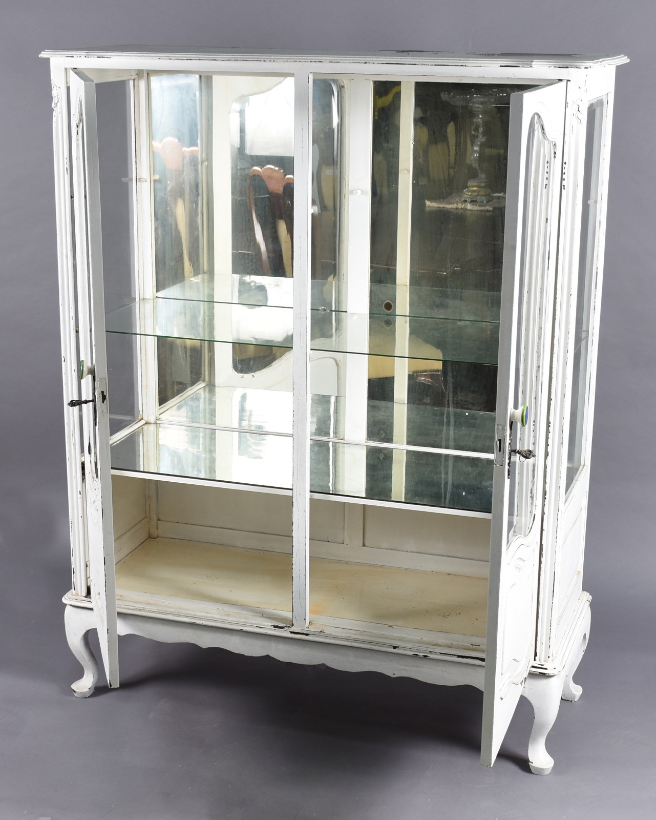 Vitrine de madeira nobre patinada de branco, estilo Chipendale... - foto 2 de 3