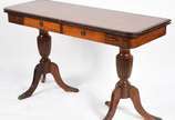 Mesa console de madeira nobre, duas gavetas, ta... - Mesa console de madeira nobre, duas gavetas, tampo dobrável,  base em duplo balaústre canelado terminando em tres pernas recurvas cada. Um dos p...