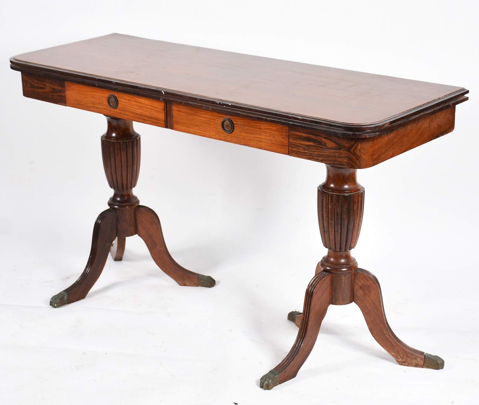Mesa console de madeira nobre, duas gavetas, tampo dobrável, base em... - foto 1 de 6
