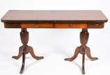 Mesa console de madeira nobre, duas gavetas, ta... - Mesa console de madeira nobre, duas gavetas, tampo dobrável,  base em duplo balaústre canelado terminando em tres pernas recurvas cada. Um dos p...