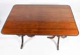 Mesa console de madeira nobre, duas gavetas, ta... - Mesa console de madeira nobre, duas gavetas, tampo dobrável,  base em duplo balaústre canelado terminando em tres pernas recurvas cada. Um dos p...