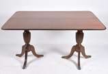 Mesa console de madeira nobre, duas gavetas, ta... - Mesa console de madeira nobre, duas gavetas, tampo dobrável,  base em duplo balaústre canelado terminando em tres pernas recurvas cada. Um dos p...