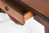 Mesa console de madeira nobre, duas gavetas, ta... - Mesa console de madeira nobre, duas gavetas, tampo dobrável,  base em duplo balaústre canelado terminando em tres pernas recurvas cada. Um dos p...