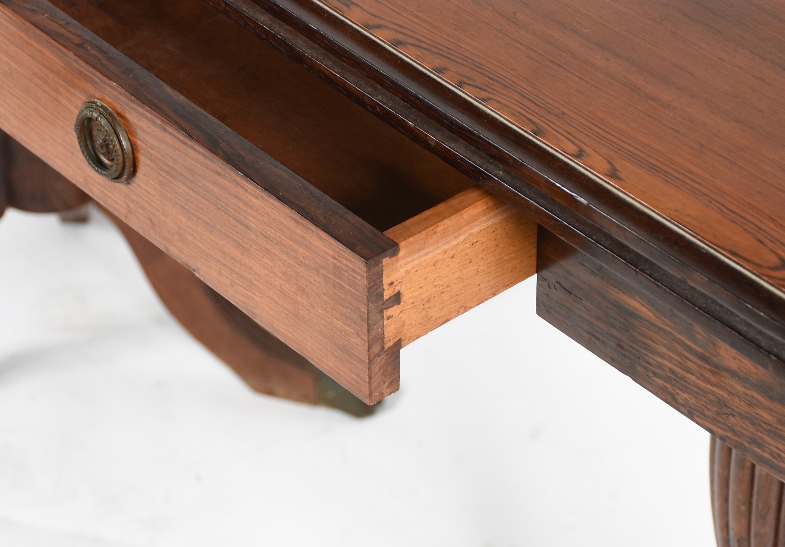 Mesa console de madeira nobre, duas gavetas, tampo dobrável, base em... - foto 5 de 6