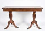 Mesa console de madeira nobre, duas gavetas, ta... - Mesa console de madeira nobre, duas gavetas, tampo dobrável,  base em duplo balaústre canelado terminando em tres pernas recurvas cada. Um dos p...