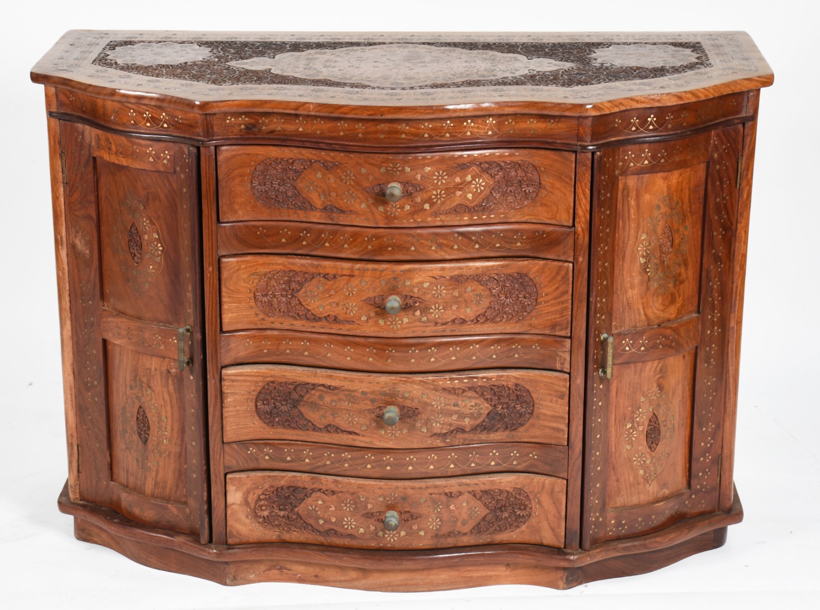 Comoda de madeira nobre com detalhes entalhados, quatro gavetas... - foto 2 de 6