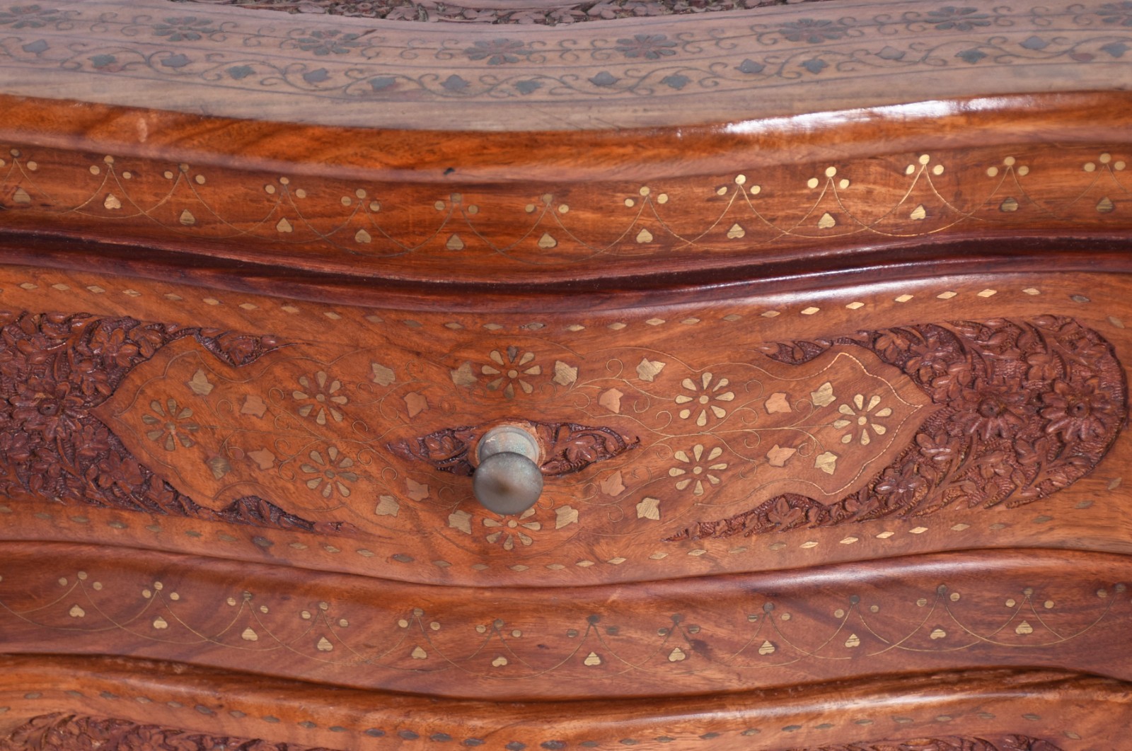 Comoda de madeira nobre com detalhes entalhados, quatro gavetas... - foto 5 de 6