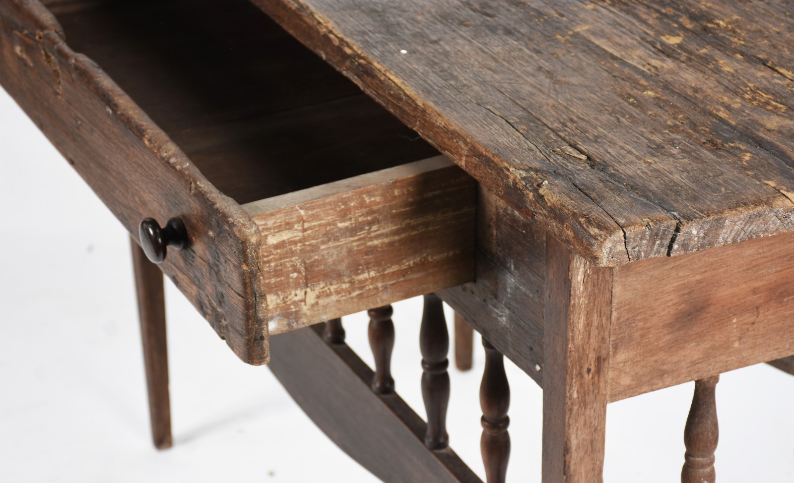 Mesa de madeira de demolição, uma gaveta, detalhe com hastes... - foto 4 de 5