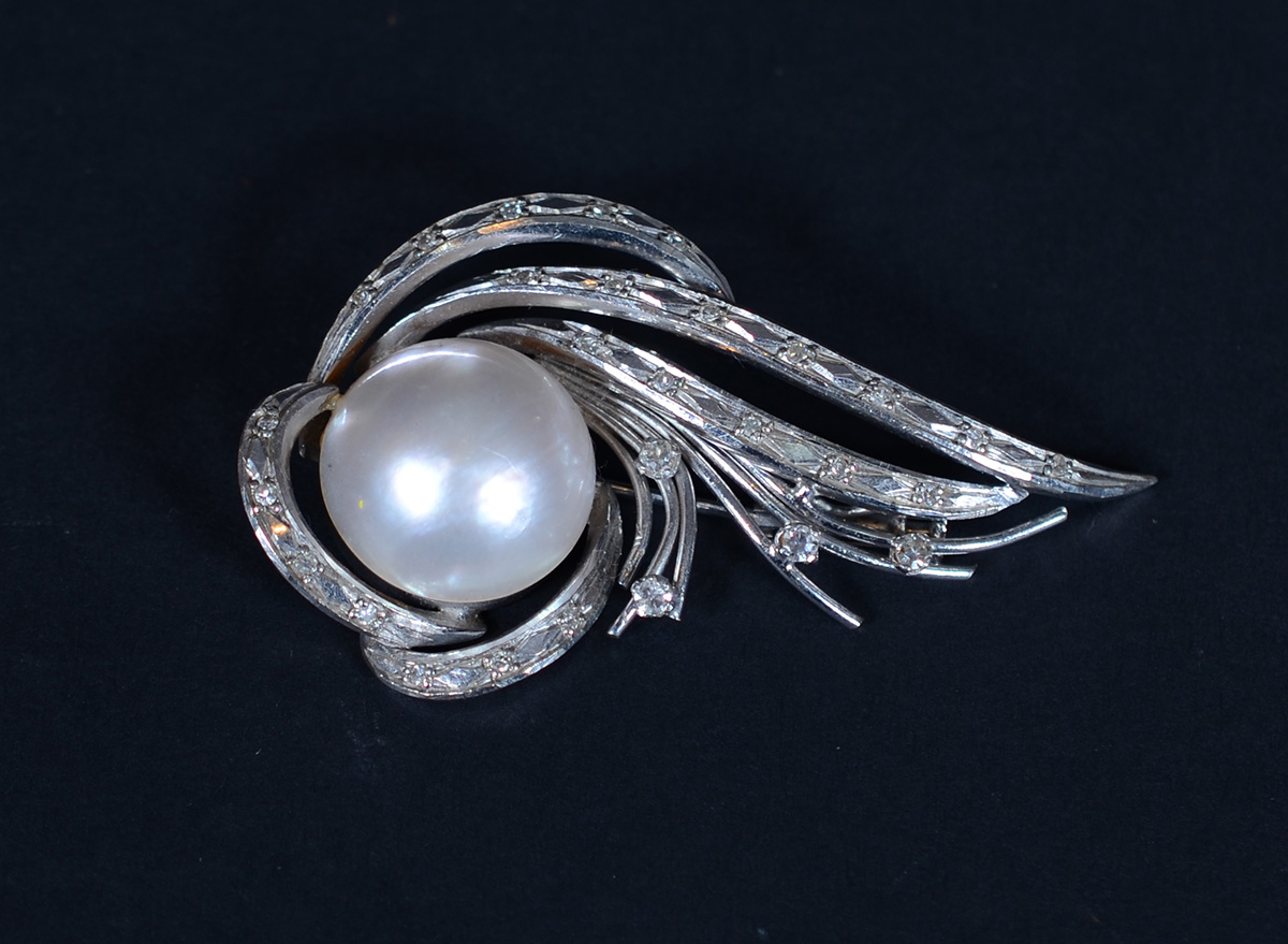 Broche de platina com pérola barroca e brilhantes, peso 16,3 g.