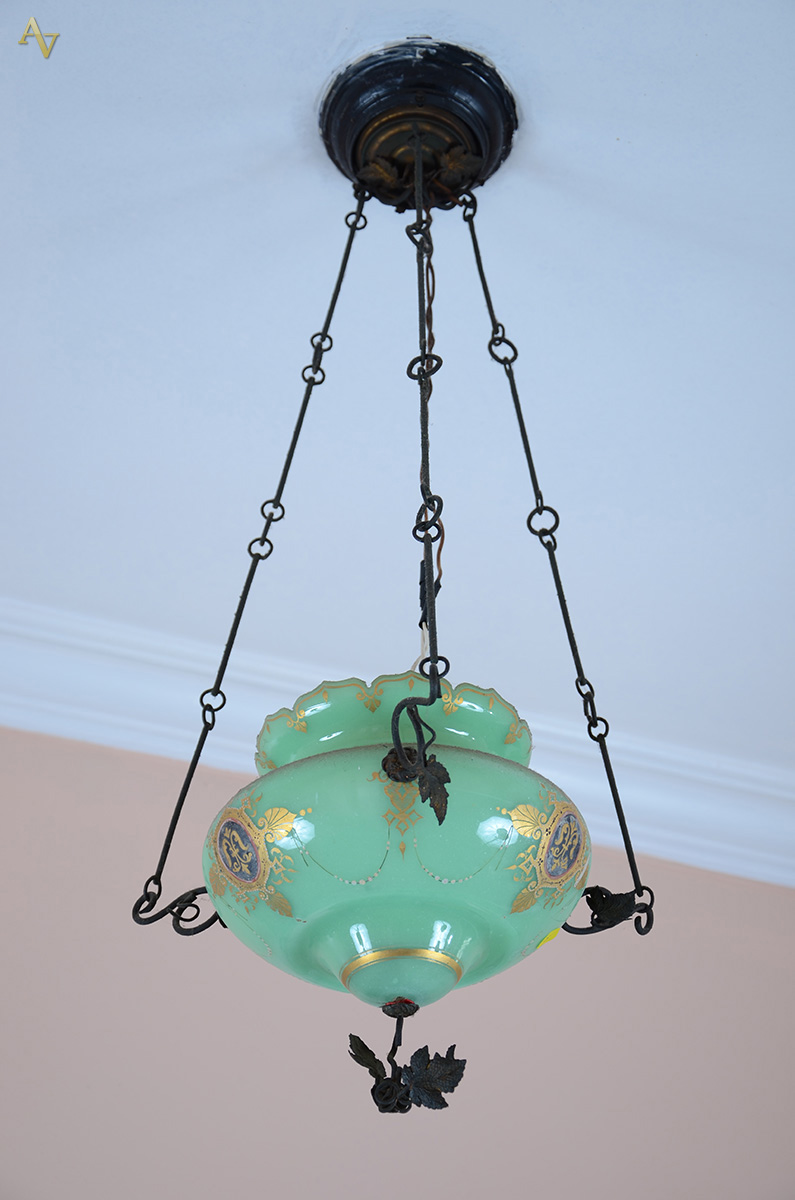 Lustre com bojo de opalina verde e realces dourados, correntes de...