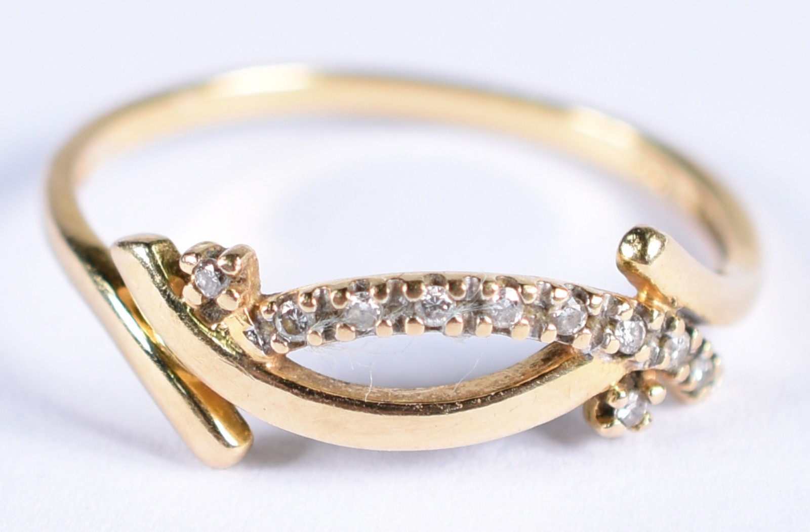 Anel de ouro 18 k contraste 750 com safiras brancas (Por motivos de... - foto 2 de 4