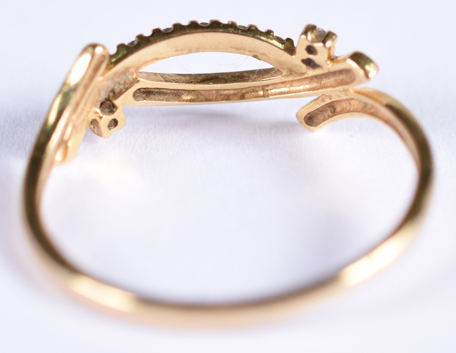 Anel de ouro 18 k contraste 750 com safiras brancas (Por motivos de... - foto 4 de 4