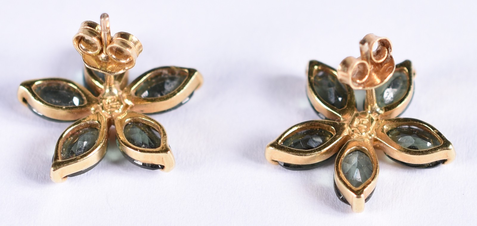 Par de brincos de ouro 18 k feitio flor com pedras verdes (Por... - foto 3 de 4