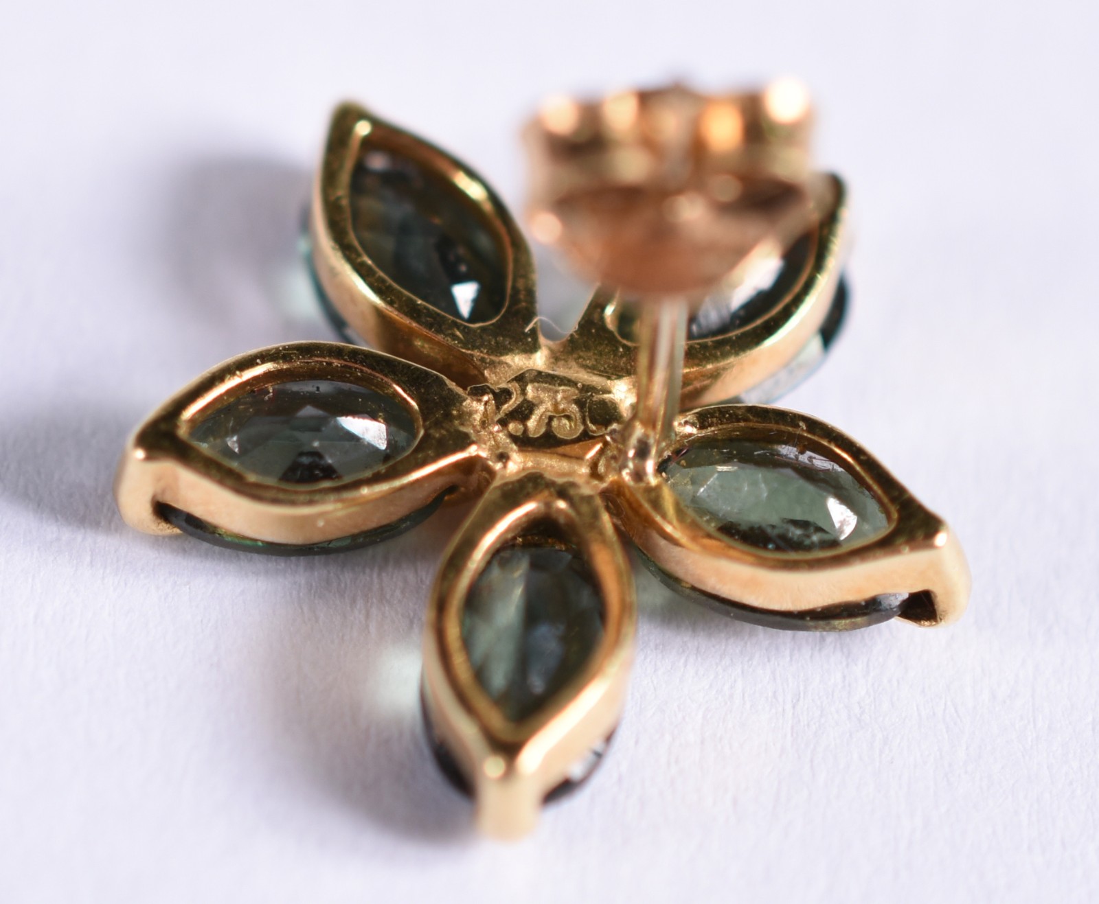 Par de brincos de ouro 18 k feitio flor com pedras verdes (Por... - foto 4 de 4