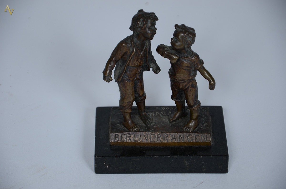Grupo escultórico de bronze, assinado, repres. "Berliner... - foto 1 de 2