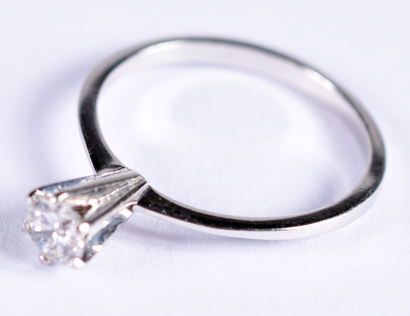 Solitário de ouro branco com 1 brilhante de aproximadamente 0,50 ct... - foto 2 de 3
