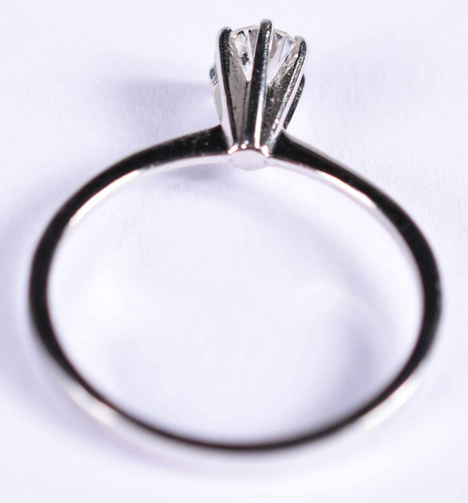 Solitário de ouro branco com 1 brilhante de aproximadamente 0,50 ct... - foto 3 de 3