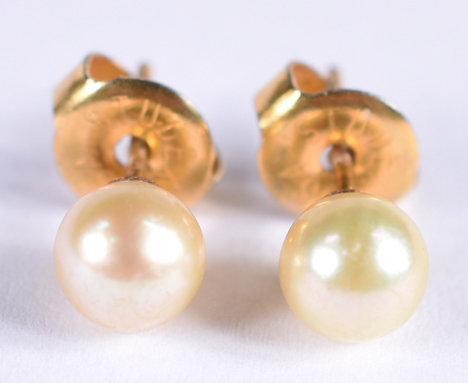 Par de brincos de ouro 18 k com 2 perolas (Por motivos de seguranças... - foto 1 de 3